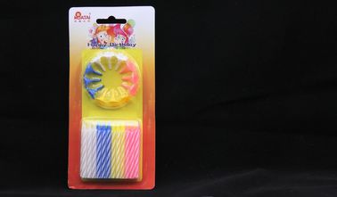 La torta di compleanno a spirale variopinta del modello esamina in controluce Eco amichevole