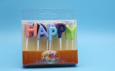 Le candele inglesi colorate di compleanno della lettera, singola lettera esamina in controluce inodoro