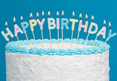 La lettera pura leggera di buon compleanno di colore esamina in controluce 13 pc, candele dell'alfabeto per i dolci